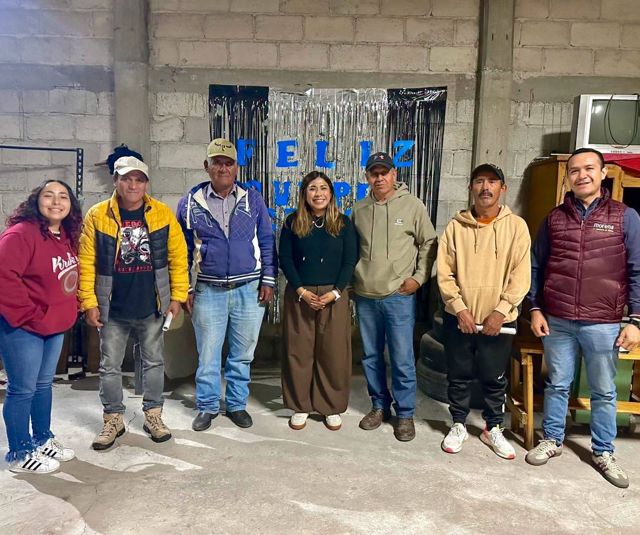 Elizabeth Luna con vecinas y vecinos en una reunión comunitaria